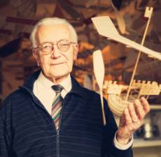 83岁还在玩飞船模型的老顽童
