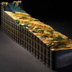 艺术家将大英百科全书雕成山地景观