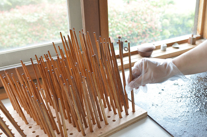 在商店里可以找到一些已经完成的筷子。Eiji还用一些金属材料来塑造他的其他餐具。.jpg