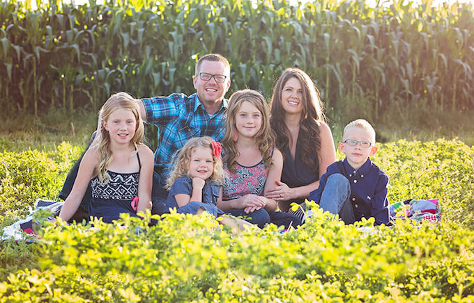 米歇尔和家人在他们的农场.jpg