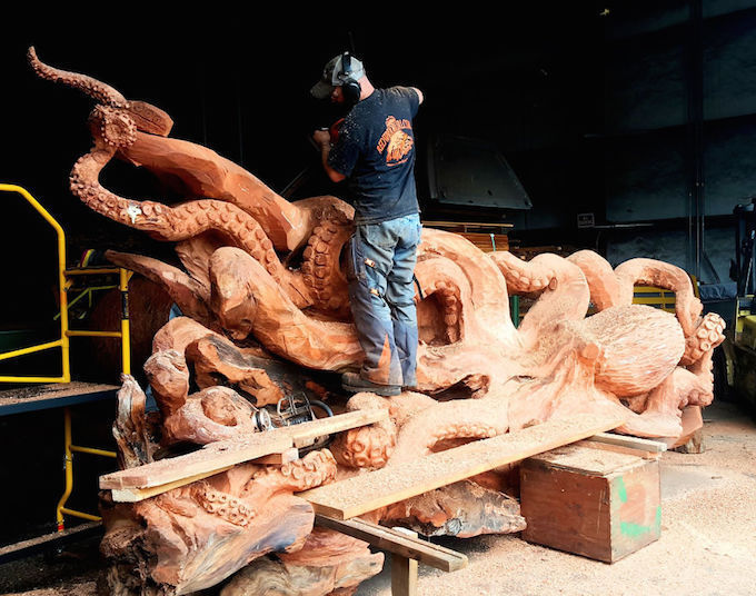 wood-chainsaw-giant-octopus-jeffrey-michael-samudosky-11-59c8e49f7f81b__880.jpg