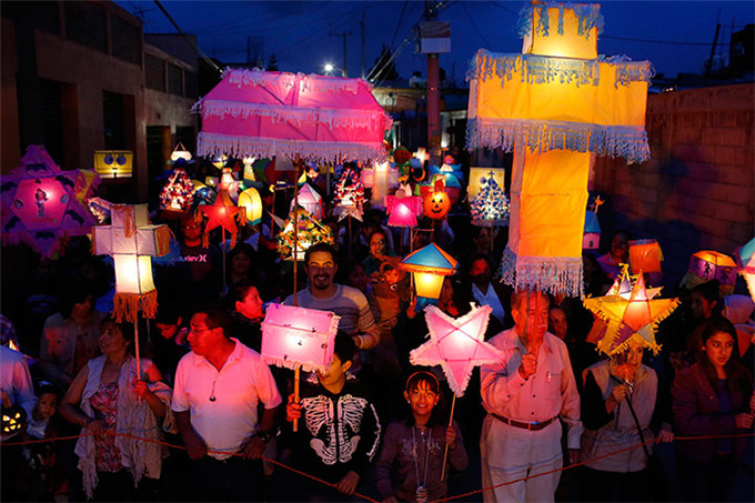 Residents-carry-lanterns--008.jpg