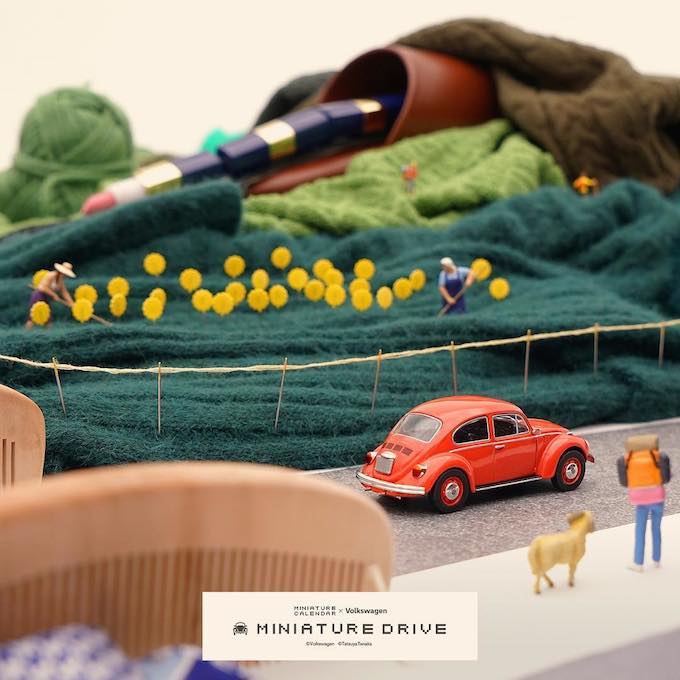 MINIATURE DRIVE】 セーターの草原は夏色に衣替え中。 . #まち針 #ひまわり畑 #口紅 #列車 #見方を変えると毎日はおもしろいことばかり #MINIATUREDRIVE #Volkswagen #フォルクスワーゲン #ワーゲン.jpg