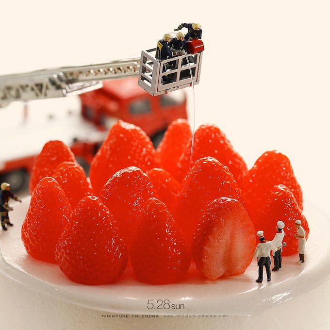 5.28 sun “Strawberry Flame” . 「おいおい！うちのイチゴになんてことしてくれるんだ！」 「あれ？火事じゃないんですか？」 . #イチゴ #火事 #誤報 #消火ではなく消化 #判断が甘い #Strawberry #flame #食品サンプル #FakeFood.jpg