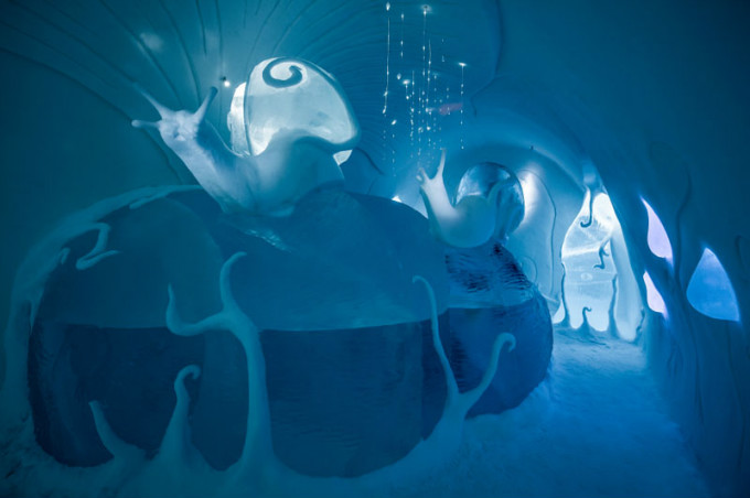 ice-hotel-art-suites-ice-carving-sculpture-191217-1221-10.jpg