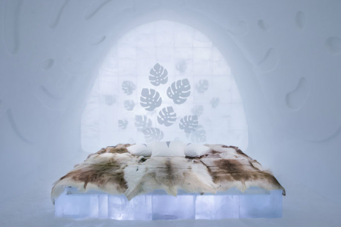 ice-hotel-art-suites-ice-carving-sculpture-191217-1221-02.jpg