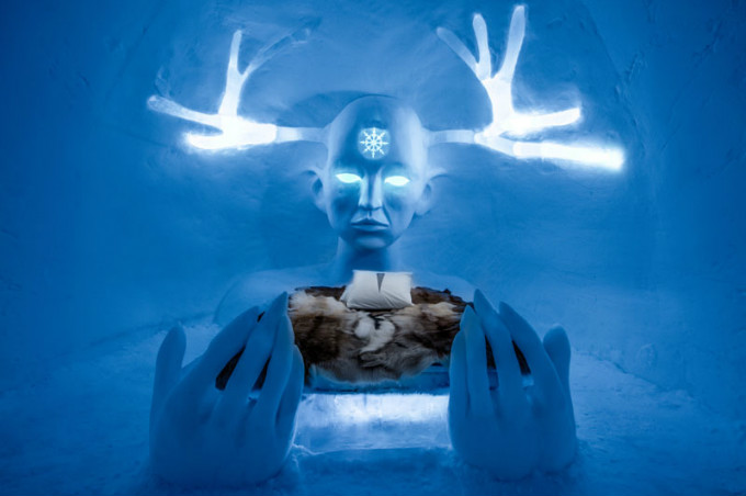 ice-hotel-art-suites-ice-carving-sculpture-191217-1221-04.jpg