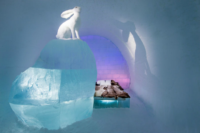 ice-hotel-art-suites-ice-carving-sculpture-191217-1221-09.jpg