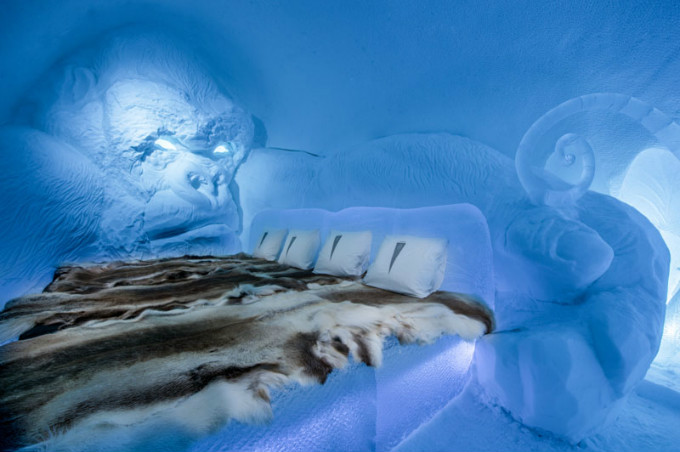 ice-hotel-art-suites-ice-carving-sculpture-191217-1221-11.jpg