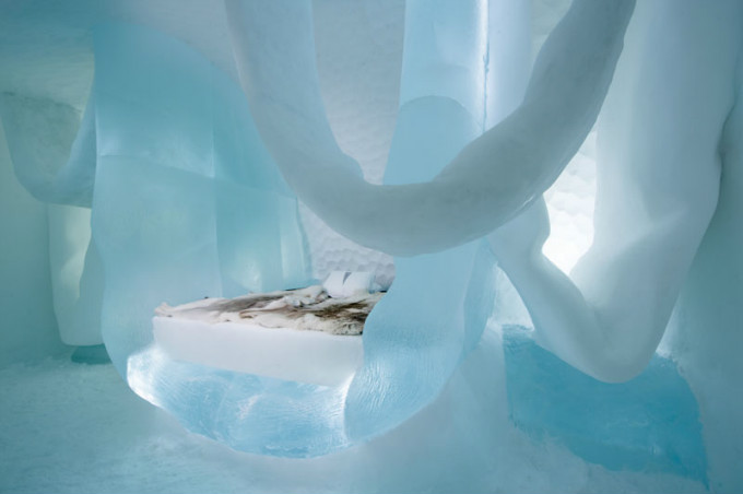 ice-hotel-art-suites-ice-carving-sculpture-191217-1221-14.jpg