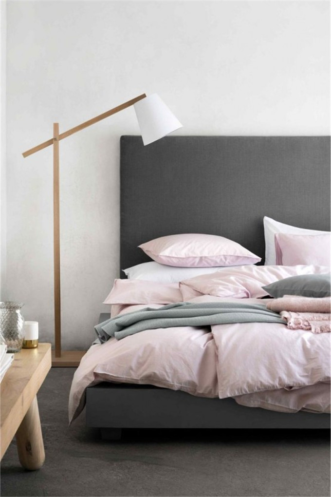 metallic-grey-and-bold-pink-home-decor-ideas-11-554x831.jpg