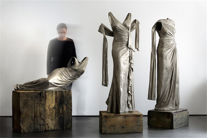 Nocturne-Sculpture-Installation-White-Bronze-Contemporary-Figuraturive-Art-02-M.jpg