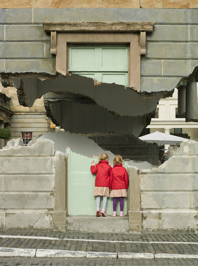 Alex-Chinneck-hovering-building.jpg