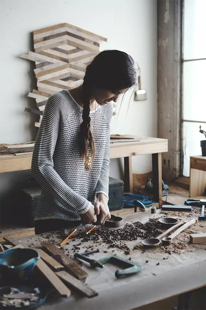 全球最美女木匠Ariele alasko，走T台的身材，锯木头的命！