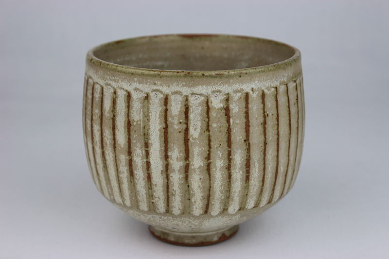 800px-Thrown,_Fluted_Bowl_by_David_Andrew_Leach_(YORYM-2004.1.1890).JPG