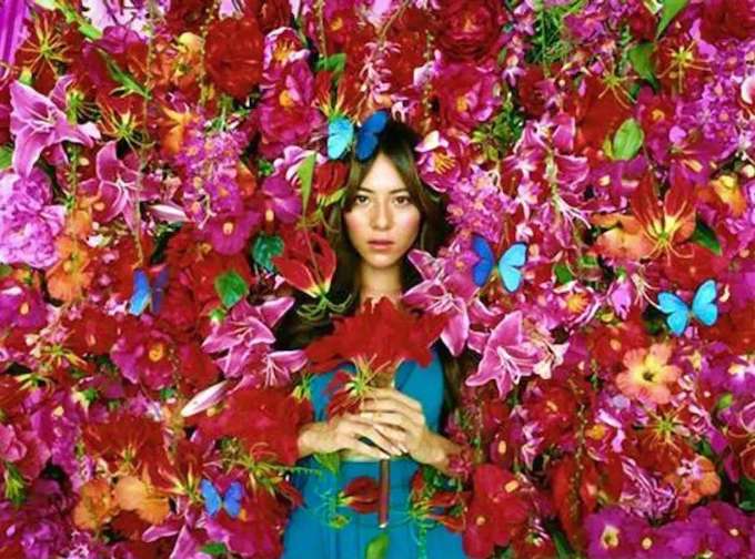 蜷川实花,人如其名,她的作品个人风格非常浓烈,因为都乔"花".