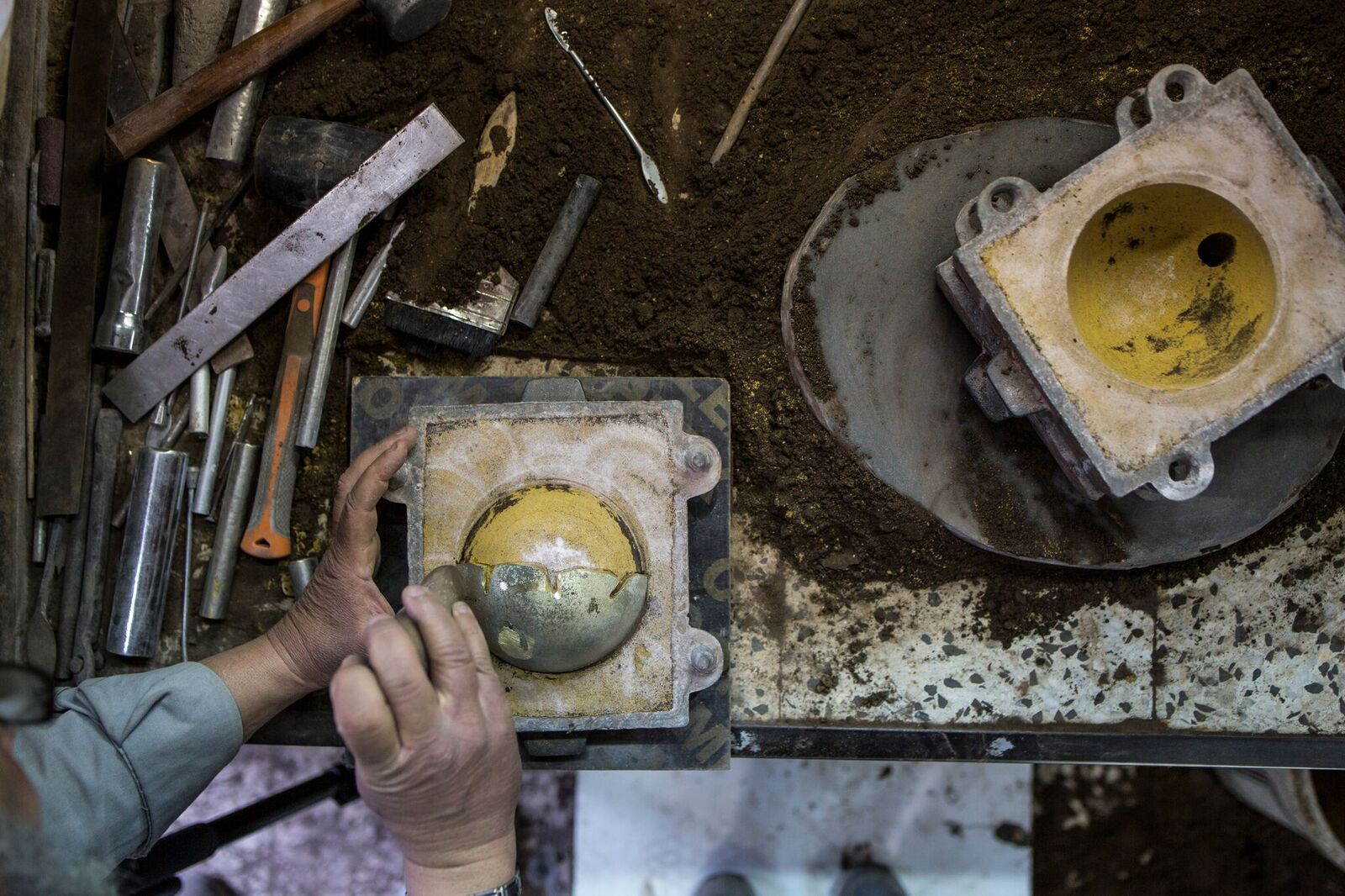 他们花三年的时间，取尼罗河的沙，铸造科威特金属双拼碗。