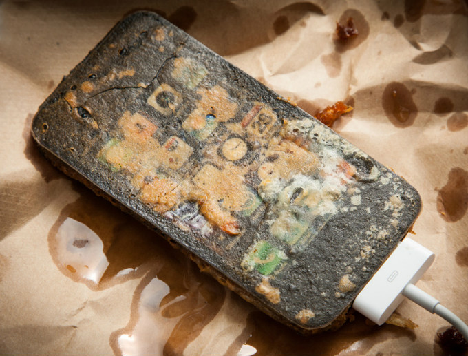 OMG，我的苹果手机被油炸了！今天的晚餐够重口味