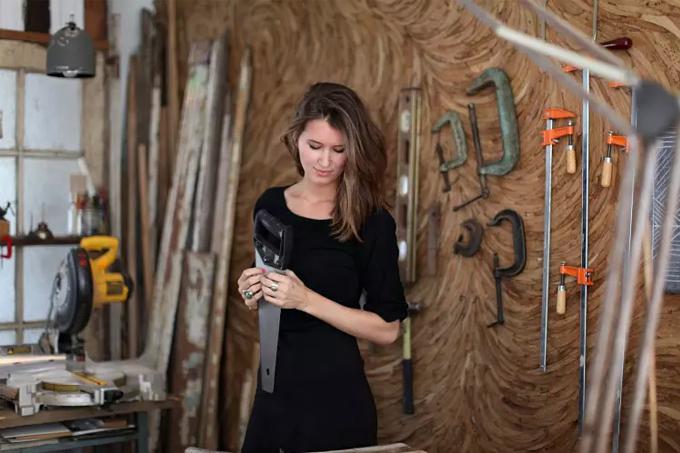 全球最美女木匠Ariele alasko，走T台的身材，锯木头的命！