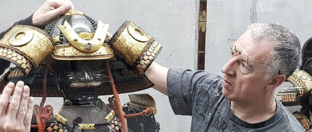 万万没想到！日本古董甲胄竟然都被这个英国男人给修复了？