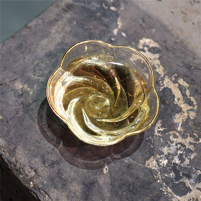 精致的生活，从一杯装有茗茶的金边玻璃杯开始